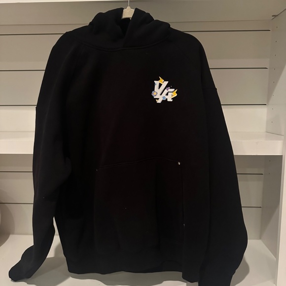 Young LA 2022 Christmas Edition - Picture 2 of 4